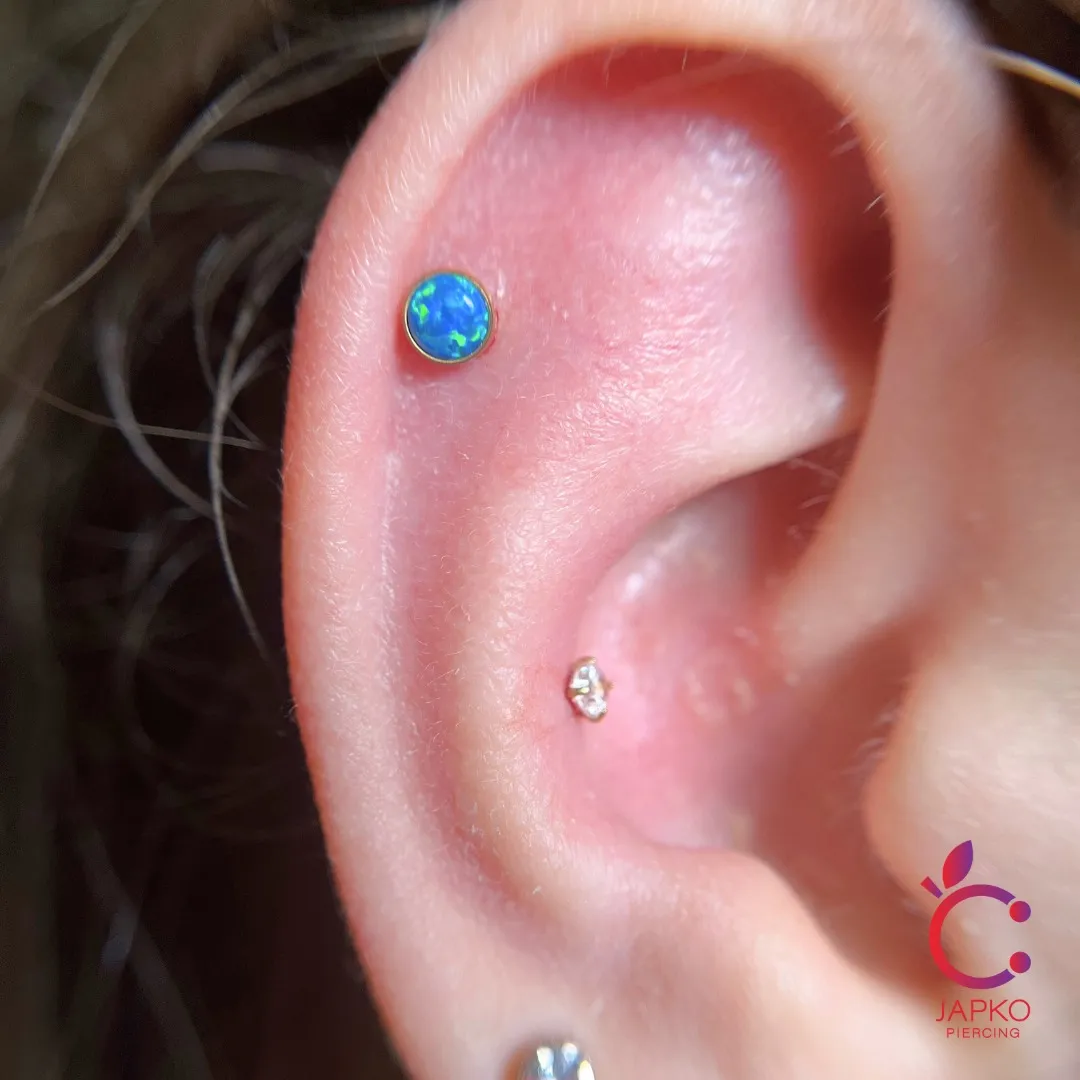 Stylizacja ucha, helix z opalem i druga realizacja w concha